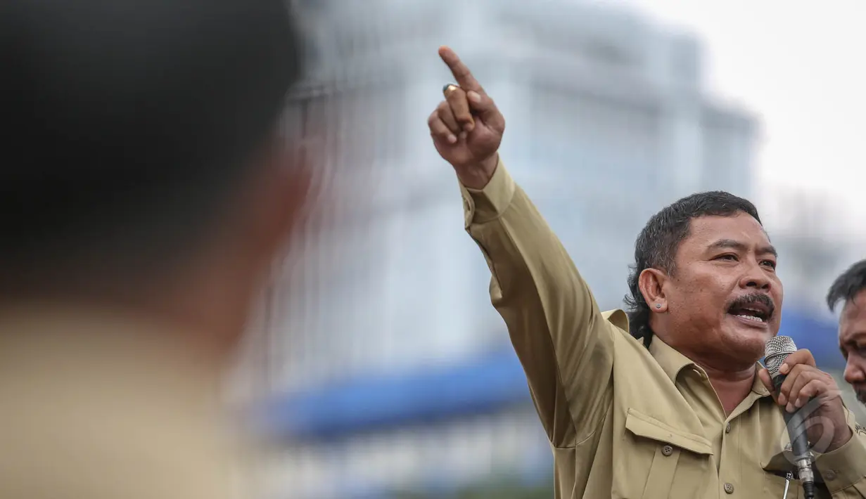 Suasana aksi ribuan kepala desa di depan Istana Negara, Jakarta, Rabu (27/5/2015). Mereka menuntut pemerintah mengembalikan ‘tanah bengkok’ (Liputan6.com/Faizal Fanani)