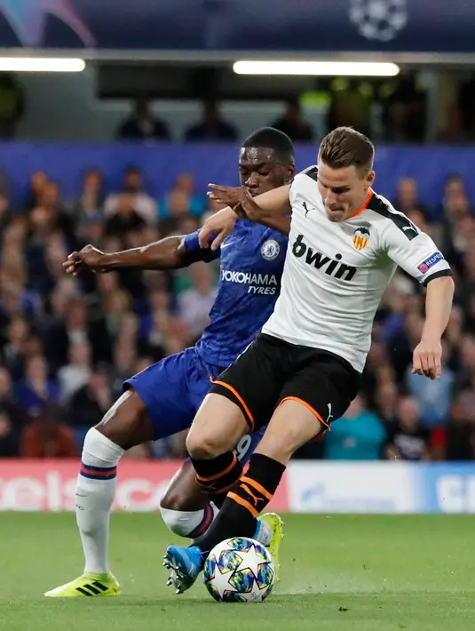 Pemain Valencia, Kevin Gameiro berebut bola dengan bek muda Chelsea, Fikayo Tomori pada laga perdana Grup H Liga Champions melawan Valencia  di Stamford Bridge, Rabu (18/9/2019). Chelsea takluk 0-1 di tangan Valencia. (AP Photo/Frank Augstein)