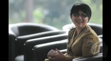 Lurah Gondangdia, Kecamatan Menteng, Jakarta Pusat, Susan Jasmine Zulkilfi  menyambangi Gedung Komisi Pemberantasan Korupsi (KPK), Jakarta, Selasa (27/1/2015). (Liputan6.com/Herman Zakharia)