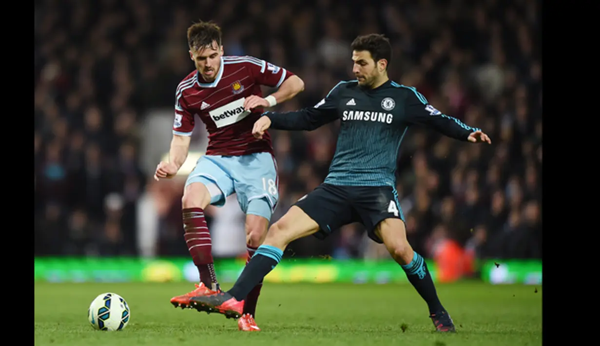 Gelandang Chelsea, Cesc Fabregas berebut bola dengan pemain West ham saat Laga Liga Premier Inggris di Stadion Boleyn Ground, Inggris, Rabu (4/3/2015). Chelsea menang 1-0 atas West ham. (Reuters/Tony O'Brien) 