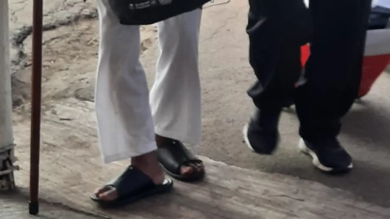 Petugas haji daerah (PHD) Garut siap memberikan pelayanan sepenuh hati selama 24 jam, kepada seluruh jemaah haji lansia asal kota dodol selama musim haji 1444 H/2023. (Liputan6.com/Jayadi Supriadin)
