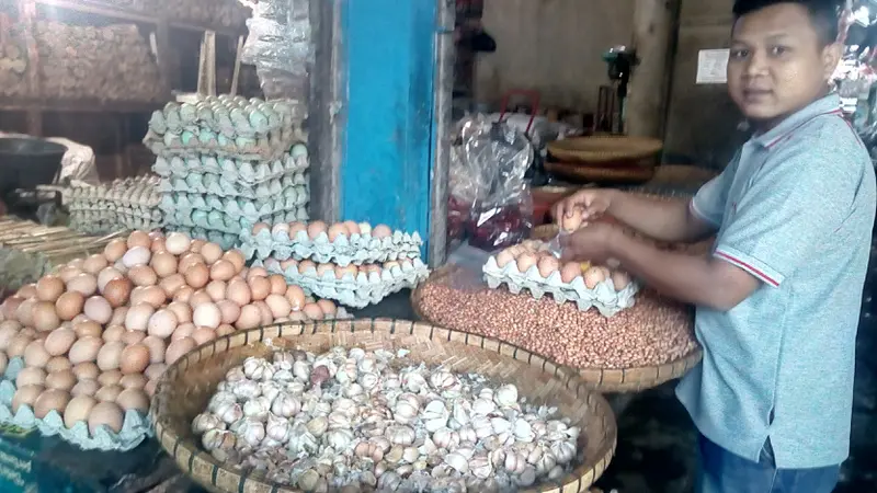 Harga bawang putih naik (Foto: Jayadi Supriadin)