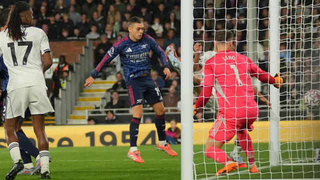 Leandro Trossard mencetak gol di laga Fulham vs Arsenal di pekan ke delapan Premier League 2025/2026 di Craven Cottage, Sabtu (18/10/2025). (AP Photo/Kin Cheung)