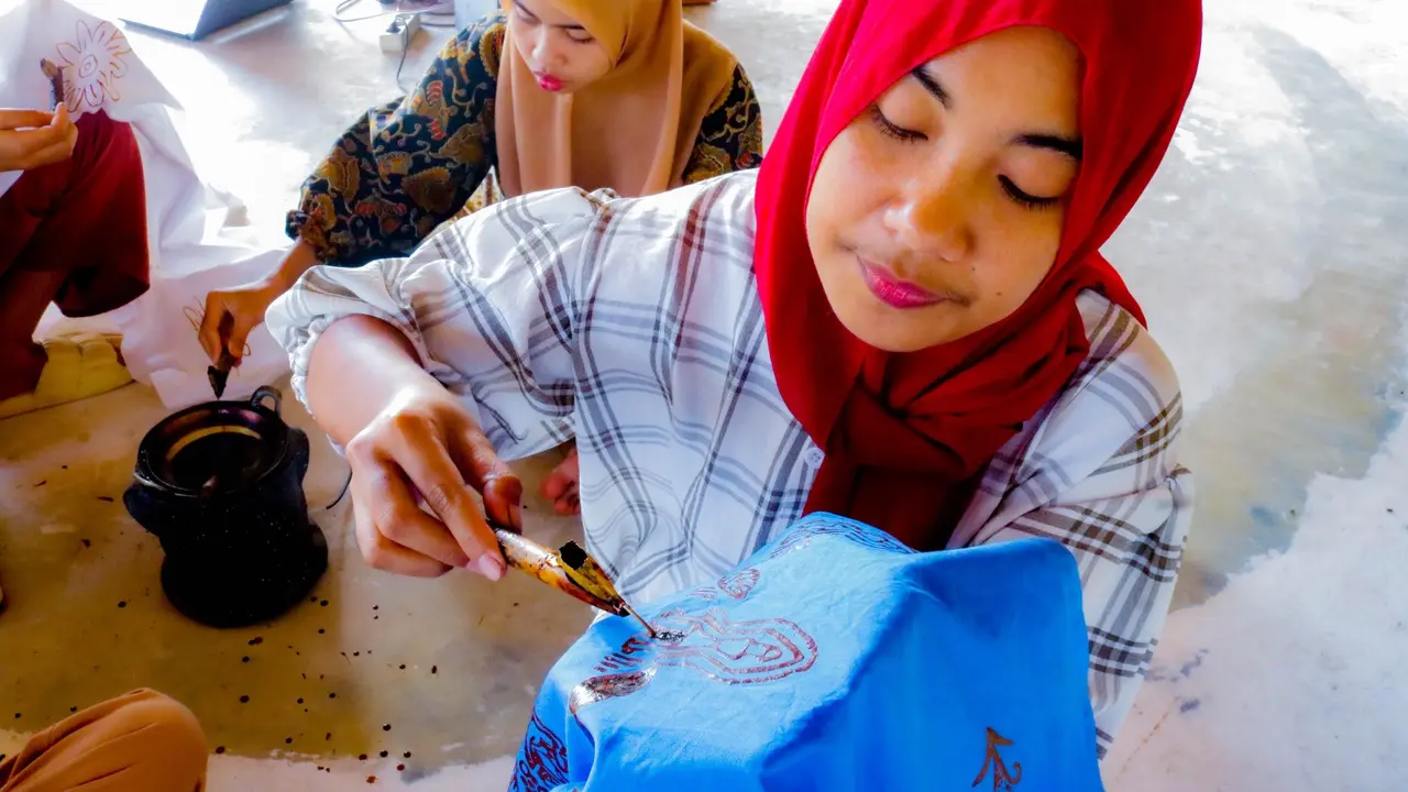 Kain Sasambo merupakan batik khas NTB dengan motif yang kental akan budaya adat Lombok-Sumbawa serta flora dan fauna, seperti rumah sasak, bambu, bunga dan bintang laut.