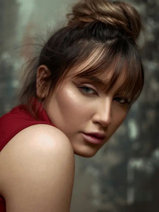 Cara Menata Poni Birkin agar Tetap Effortless