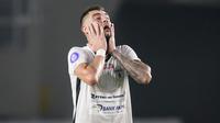Ekspresi kecewa pemain Persipura Jayapura, Yevhen Bokhashvili setelah pemain Persib Bandung, Geoffrey Castillion mencetak gol ketiga timnya dalam laga pekan ke-10 BRI Liga 1 2021/2022 di Stadion Manahan, Solo, Sabtu (30/10/2021). (Bola.com/Bagaskara Lazua