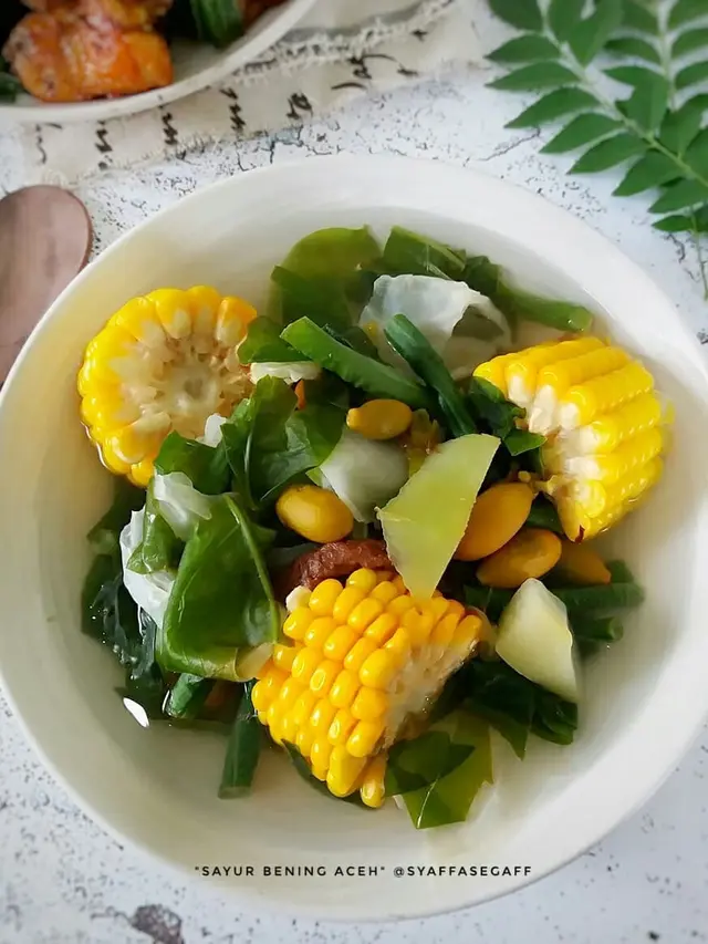 Semangkuk sayur asem sunda dengan jagung dan kulit melinjo