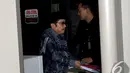 Tersangka kasus dugaan korupsi terkait penggunaan dana Kementerian ESDM Waryono Karno saat memasuki gedung KPK, Jakarta. Foto diambil pada Senin (1/12/2014) (Liputan6.com/Miftahul Hayat)