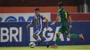 Pemain Persiraja Banda Aceh, Defri Rizki (kiri) berusaha melewati pemain Persebaya Surabaya, Reva Adi Utama dalam laga pekan ke-10 BRI Liga 1 2021/2022 di Stadion Maguwoharjo, Sleman, Minggu (31/10/2021). (Bola.com/Bagaskara Lazuardi)