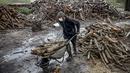 Pekerja memindahkan kayu di fasilitas produksi arang al-Hattab, sebelah timur Kota Gaza, Palestina, 28 Januari 2021. Pohon yang dipakai untuk pembuatan arang seperti jeruk, Elkinia, dan Olivewood. (Mohammed ABED/AFP)