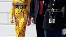 Ibu Negara AS, Melania Trump mendampingi Presiden AS Donald Trump menyambut kedatangan PM India, Narendra Modi di Gedung Putih, Senin (26/6). Melania memilih gaun panjang bermotif bunga dari desainer Emilio Pucci untuk acara tersebut. (AP/Alex Brandon)