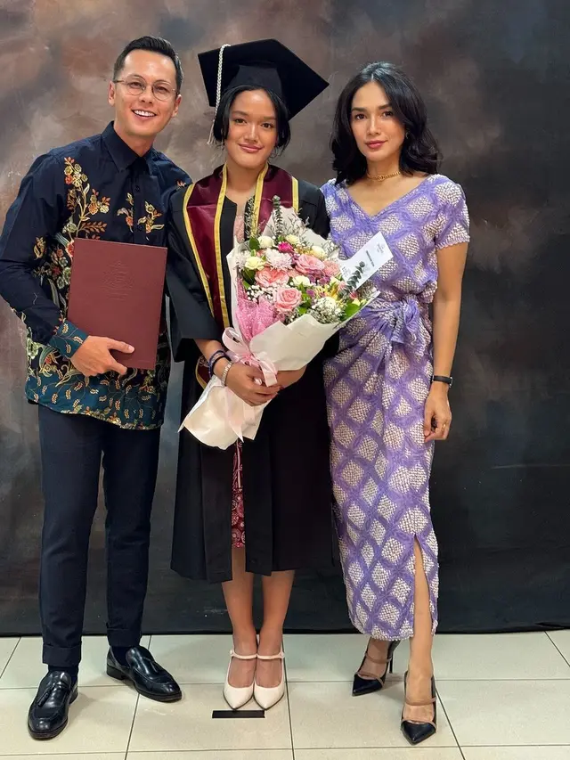 11 Potret Artis Dampingi Anak di Kelulusan Sekolah Tahun 2024, Penuh Rasa Bangga