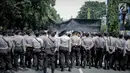 Petugas kepolisian berjaga saat massa aksi yang tergabung dalam Aliansi Badan Eksektutif Mahasiswa Seluruh Indonesia (BEM SI) menggelar aksi longmarch menuju Istana Merdeka, Jakarta, Senin (22/5). (Liputan6.com/Faizal Fanani)