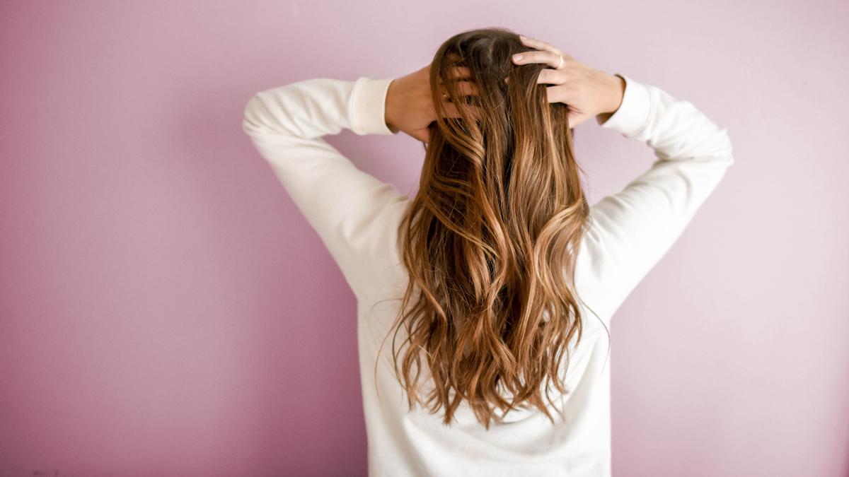 Rambut Rontok, Bisa Jadi Anda Kekurangan 4 Vitamin Ini