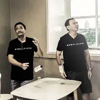 Ahok mencoba flip bottle challenge bersama Djarot, pasangannya. Dia mengaku flip bottle susah-susah gampang. | via: instagram/@basukibtp