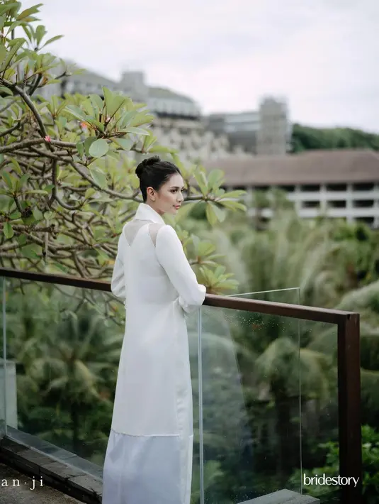 Detail cut out M for Mikha pada bagian belakang jelas menambah sentimentil wedding robe-nya. 
[@thebridestory]