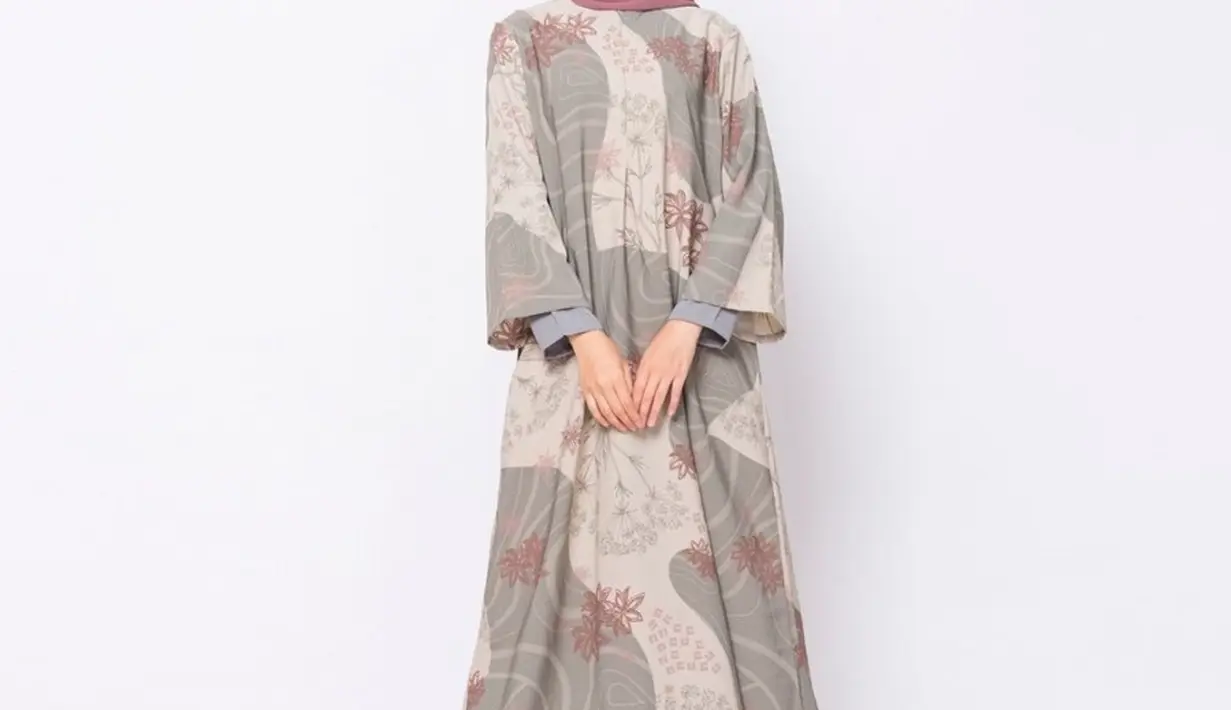 Dress dengan motif eksklusif dari ZM Zaskia Mecca ini jadi favorit karena flowy dan nyaman. Memiliki ritsleting depan yang busui friendlu dengan hargap Rp 259.000.