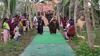 Peringati Hari Batik Nasional 2022, Warga Papring Kelurahan Kalipuro Banyuwangi, adakan Fashion Sow di Tengah Hutan (Hermawan Arifianto/Liputan6.com)