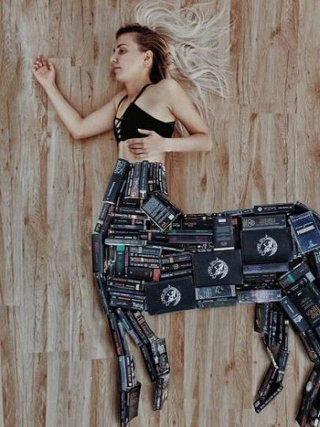 Kreatif, Wanita Ini Gunakan Koleksi Bukunya Untuk Bergaya Layaknya Superhero