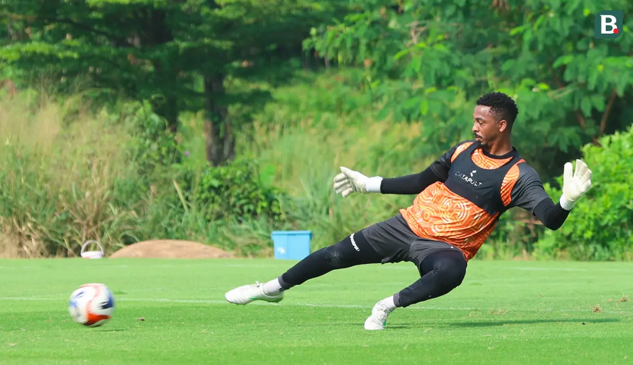 Kiper Persija Jakarta, Carlos Eduardo, saat sesi latihan jelang laga melawan Persib Bandung dalam lanjutan BRI Super League di Persija Training Ground, Bojongsari, Depok, Kamis (7/5/2026). (Bola.com/M Iqbal Ichsan)