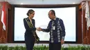 Sekretaris KemenPPPA Pribudiarta Nur Sitepu usai menyematkan selempang "Duta Anti Kekerasan terhadap Perempuan dan Anak" kepada Cinta Laura Kiehl pada acara penobatan di Kantor Kementerian Pemberdayaan Perempuan dan Perlindungan Anak, Jakarta, Senin (29/7/2019). (Liputan6.com/Herman Zakaharia)