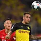 Striker Dortmund, Paco Alcacer, duel udara dengan bek Bayern Munchen, Niklas Sule, pada laga Piala Super DFL di Stadion Signal Iduna, Dortmund, Sabtu (3/8). Dortmund menang 2-0 atas Munchen. (AFP/Ina Fassbender)