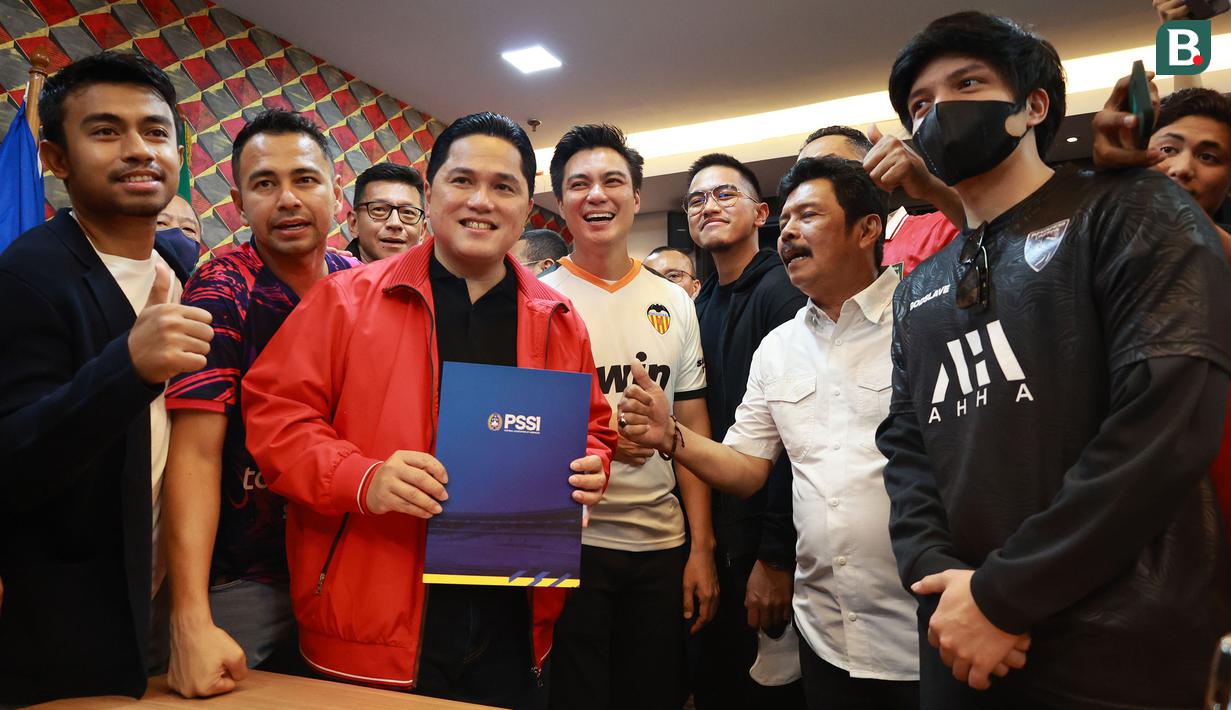 Menteri Badan Usaha Milik Negara (BUMN), Erick Thohir resmi mendaftar sebagai Calon Ketua Umum (Caketum) PSSI untuk periode 2023-2027, Minggu (15/1/2023). Kedatangan Eric Thohir tersebut didampingi sejumlah voters seperti Raffi Ahmad dari RANS Nusantara FC, Kaesang Pangarep dari Persis Solo, hingga Atta Halilintar dari FC Bekasi City. (Bola.com/M Iqbal Ichsan)