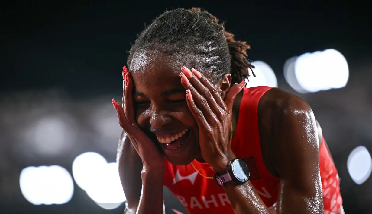 Atlet Bahrain Winfred Yavi bereaksi setelah memenangi final nomor 10.000 meter putri pada Asian Games 2026 di Nagoya City Mizuho Park Athletic Stadium, Nagoya, Prefektur Aichi, Jepang, Kamis (24/9/2026). (MOHD RASFAN / AFP)