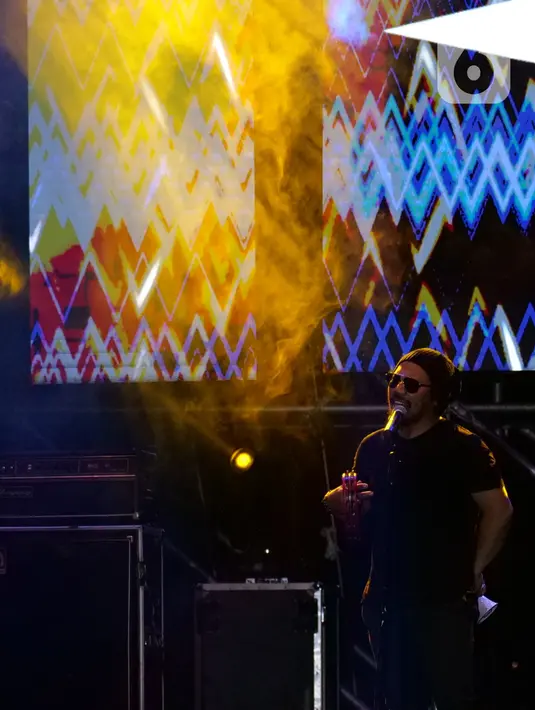 Vokalis Jamrud, Krisyanto beraksi dalam konser musik The 90's Festival di Jakarta, Sabtu (23/11/2019). Ada delapan lagu yang dibawakan Jamrud 90’s Festival Day 1, diantaranya Surti Tejo, Pelangi di Matamu, Selamat Ulang Tahun, dan ditutup dengan lagu Putri. (Liputan6.com/Herman Zakharia)