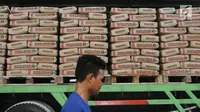 Pekerja melintas di depan semen yang akan dijual di Jakarta Barat, Kamis (19/4). Sepanjang kuartal I 2018 penjualan semen di pasar domestik tercatat 15,7 juta ton atau tumbuh sekitar 6,6% year on year (yoy). (Liputan6.com/Angga Yuniar)