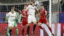 Duel pemain Sevilla, Clement Lenglet (kiri) dan pemain Bayern, Thiago pada leg pertama Liga Champions di Sanchez Pizjuan stadium, Seville, (3/4/2018) waktu setempat. Beyern menang 2-1. (AP/Miguel Morenatti)