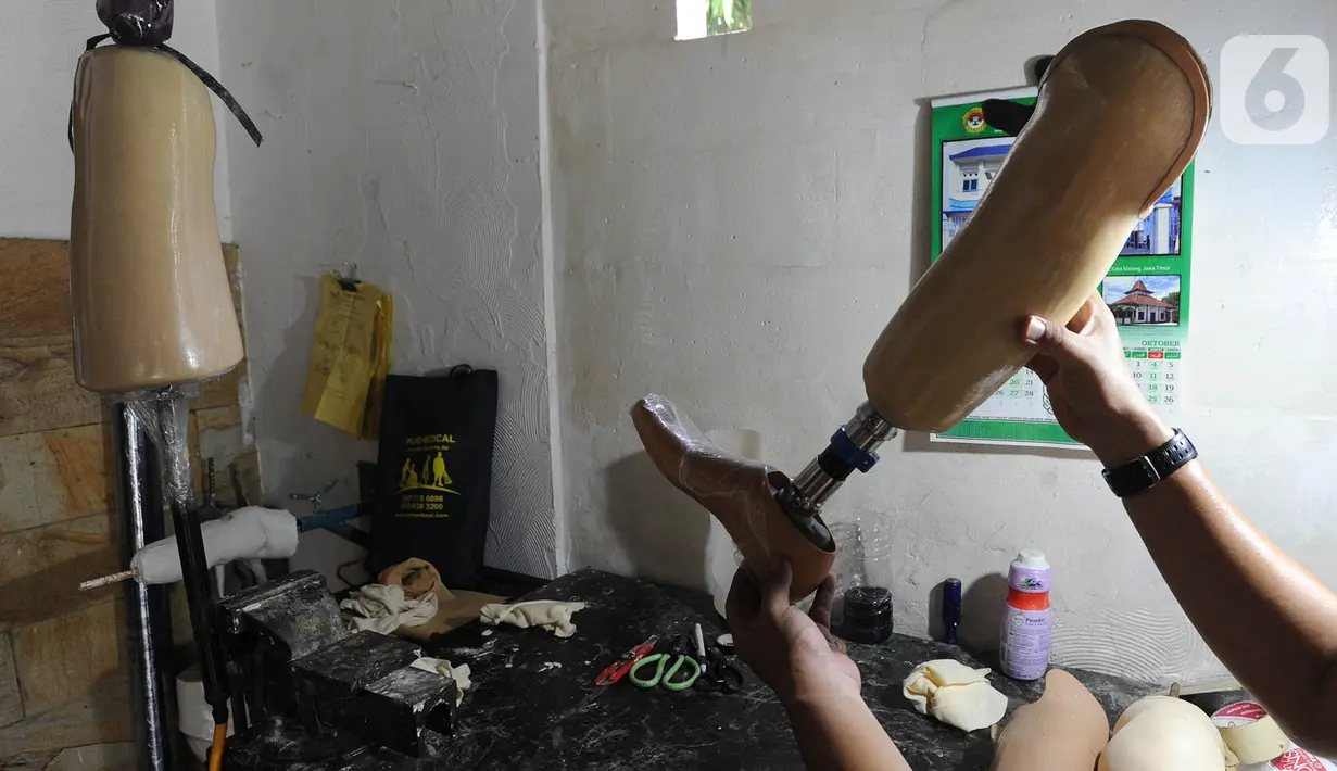 Ortotis prostetis atau pembuat kaki tangan palsu menyelesaikan pekerjaannya di sebuah bengkel kawasan Ciputat Baru, Tangerang Selatan, Banten, Senin (14/10/2019). Kaki dan tangan palsu tersebut terbuat dari bahan fiber dan karbon. (merdeka.com/Arie Basuki)