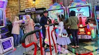 Jelang Debat Cawapres, Mahfud Md Jalan Santai Temani Cucu ke Mal
