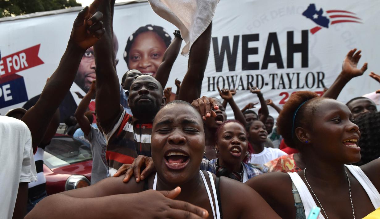 Yel-yel "Ole.. Ole.." diteriakan warga Liberia menyambet kemenangan dari George Weah. Kini legenda sepak bola itu berhasil menjadi Presiden Liberia untuk masa jabatan enam tahun. (AFP/Issouf Sanogo)