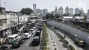Kendaraan terjebak macet akibat penutupan Underpass Senen, Jakarta, Rabu (1/7/2020). Penutupan underpass tersebut menyebabkan kemacetan panjang karena jalan menyempit ditambah adanya perlintasan kereta api. (merdeka.com/Iqbal S. Nugroho)