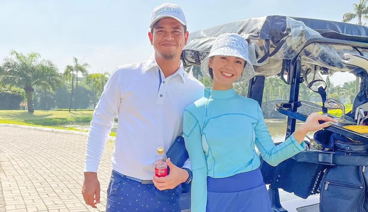 Tak sendirian, biasanya Tyara Renita bermain golf bareng suami, Surya Insomnia. Keduanya pun tampak kompak saat main golf bareng. Tentu saja Tyara banyak belajar dari sang suami yang sudah jago main golf.(Liputan6.com/IG/@tyararenata)