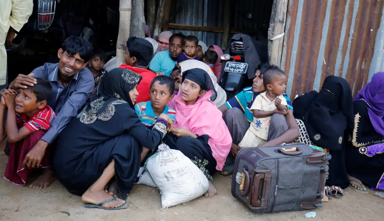 Sejumlah Muslim Rohingya ditangkap tentara Bangladesh, Senin (21/11). Mereka ditangkap karena dianggap sebagai imigran gelap. (REUTERS/Mohammad Ponir Hossain)