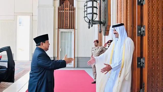Presiden Prabowo Subianto melakukan kunjungan resmi ke Doha, Qatar, Minggu (13/4/2025). Kunjungan ini ditandai dengan pertemuan antara Prabowo dan Emir Qatar, Sheikh Tamim Bin Hamad Al-Thani, yang berlangsung di Istana Amiri Diwan, Doha.