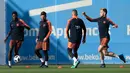 Para pemain Barcelona menggelar sesi latihan jelang laga final Copa del Rey di Joan Gamper, Barcelona, Jumat (20/4/2018). Barcelona akan berhadapan dengan Sevilla. (AFP/Lluis Gene)