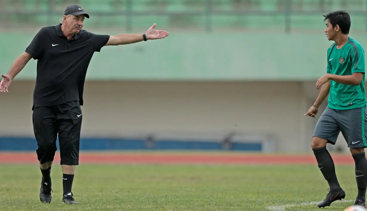 Ekspresi Alfred Riedl saat memberi arahan di latihan Timnas Indonesia di Stadion Manahan, Solo Jawa Tengah (24/9/2016). (Bola.com/Peksi Cahyo)