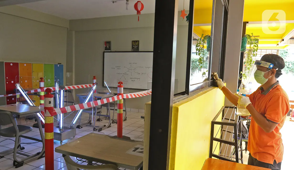 Petugas membersihkan ruang kelas Sekolah Nasional Satu (Nassa School), Bekasi, Rabu (24/6/2020). Menuju kenormalan baru, Nassa School memberlakukan protokol kesehatan COVID-19 dengan membatasi jumlah siswa serta penggunaan teknologi ultraviolet guna membersihkan kelas. (Liputan6.com/Herman Zakharia)
