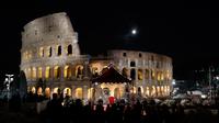 Paus Fransiskus (tengah) memimpin prosesi Jalan Salib saat memperingati Jumat Agung di sekitar bangunan  Colosseum, Roma, Italia, Jumat (19/4). (AP Photo/Andrew Medichini)