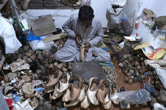 Jelang Idul Fitri 1447 Hijriah, Pasar dan Pembuat Sepatu Khas Pakistan Diserbu Pengunjung
