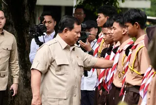 Presiden Prabowo Subianto didampingi Menteri Sosial Saifullah Yusuf (Gus Ipul) dan Wakil Menteri Sosial Agus Jabo Priyono meninjau fasilitas Sekolah Rakyat Menengah Atas (SRMA) 10 Jakarta Selatan, Kamis (11/9/2025). (Biro Humas Kemensos / Ayub Argyan Atmaja)