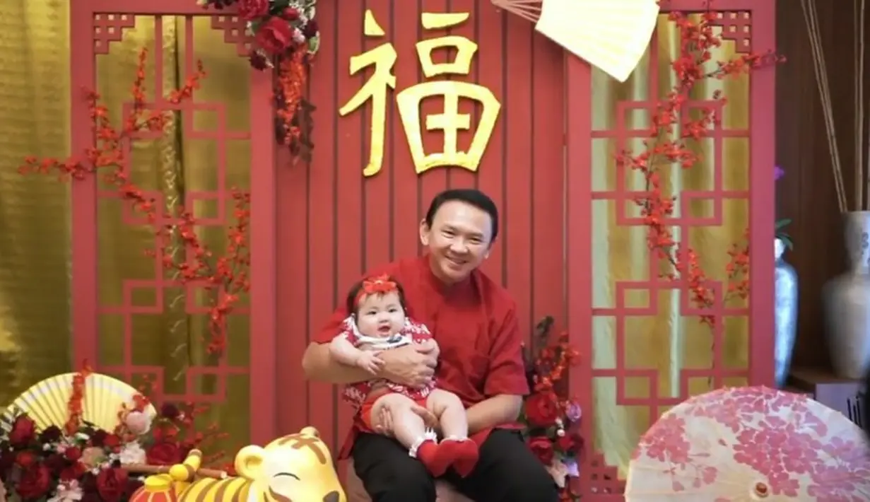 Kehadiran putri mereka. Sarah Eliana Purnama begitu menggemaskan. Dengan dress cantik dan pita yang menghiasi kepalanya.