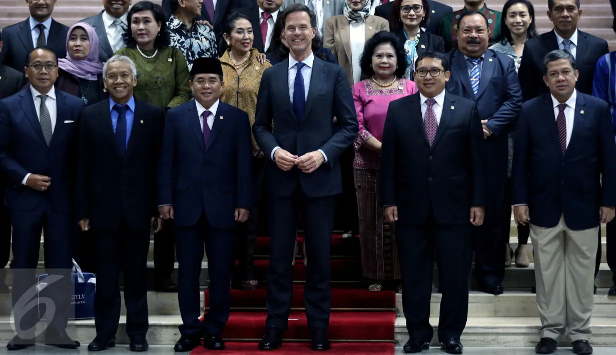PM Belanda Mark Rutte (tengah) dan Ketua DPR Ade Komarudin (ketiga kiri), Ketiga Wakil Ketua DPR, Fadli Zon, Fahri Hamzah serta Agus Hermanto berfoto bersama usai melakukan pertemuan di Kompleks Parlemen, Jakarta Rabu (23/11). (Liputan6.com/Johan Tallo)