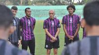 Fernando Valente (tengah) diapit asisten pelatih kiper Arema FC, Galih Firmansyah dan FC Yanuar. (Bola.com/Iwan Setiawan)