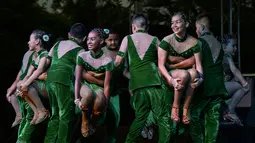 Kelompok tari asal Kolombia, Libertad Latina tampil dalam Festival Salsa Dunia XII, di Cali, Kolombia (29/9). Dalam festival tari ini, para penari tampil seksi dan lincah. (AFP Photo/Luis Robayo)