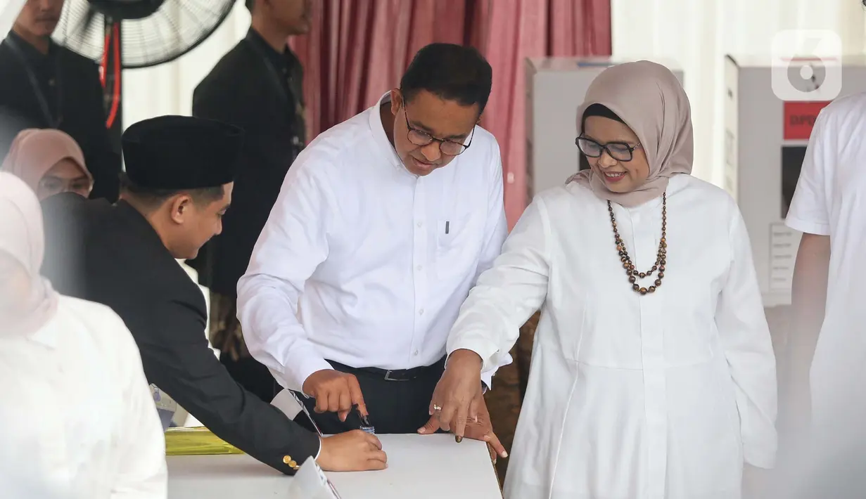 Keluarga Anies berjalan kaki ke TPS 60 yang terletak tak jauh dari rumah mereka. (Liputan6.com/Angga Yuniar)