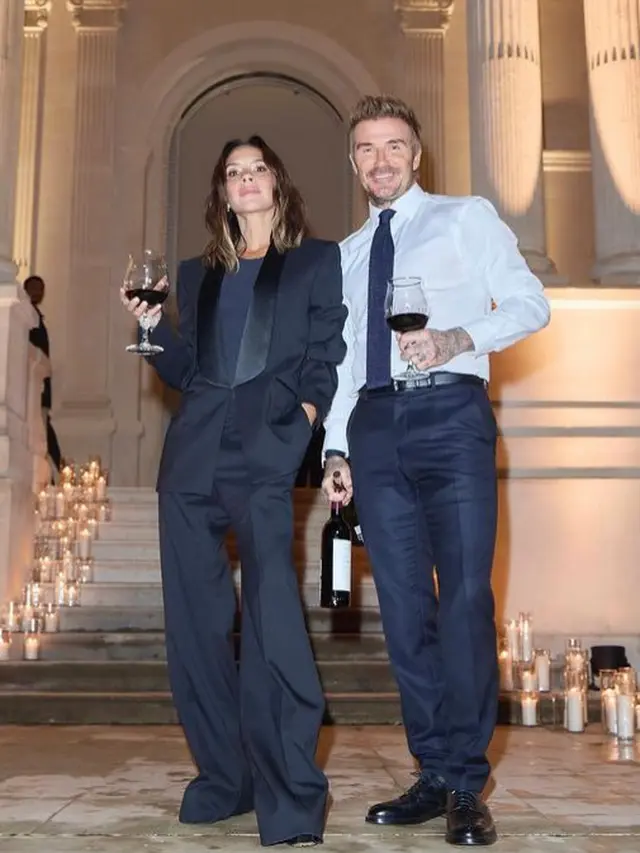 Anak dan Suami di Fashion Show Victoria Beckham di Paris.